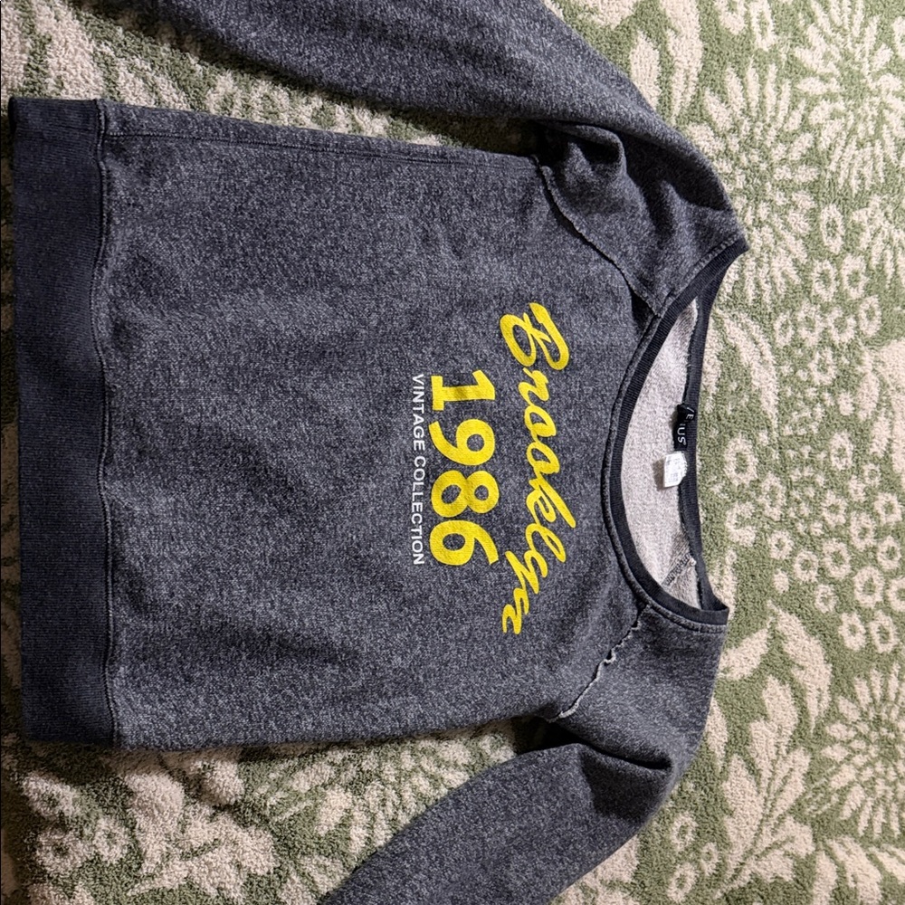 VENUS Brooklyn 1986 Gray and Yellow Crewneck Sweater
